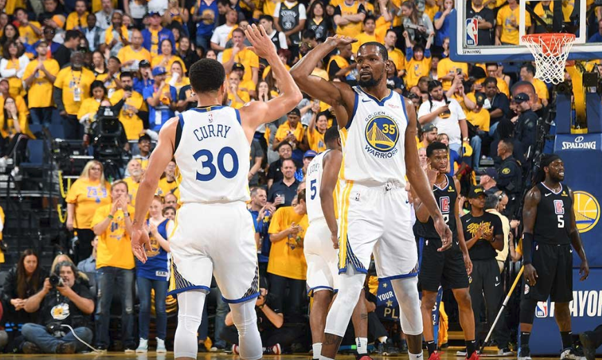 NBA湖人加时争议三分绝杀快船终结四连胜登顶引热议